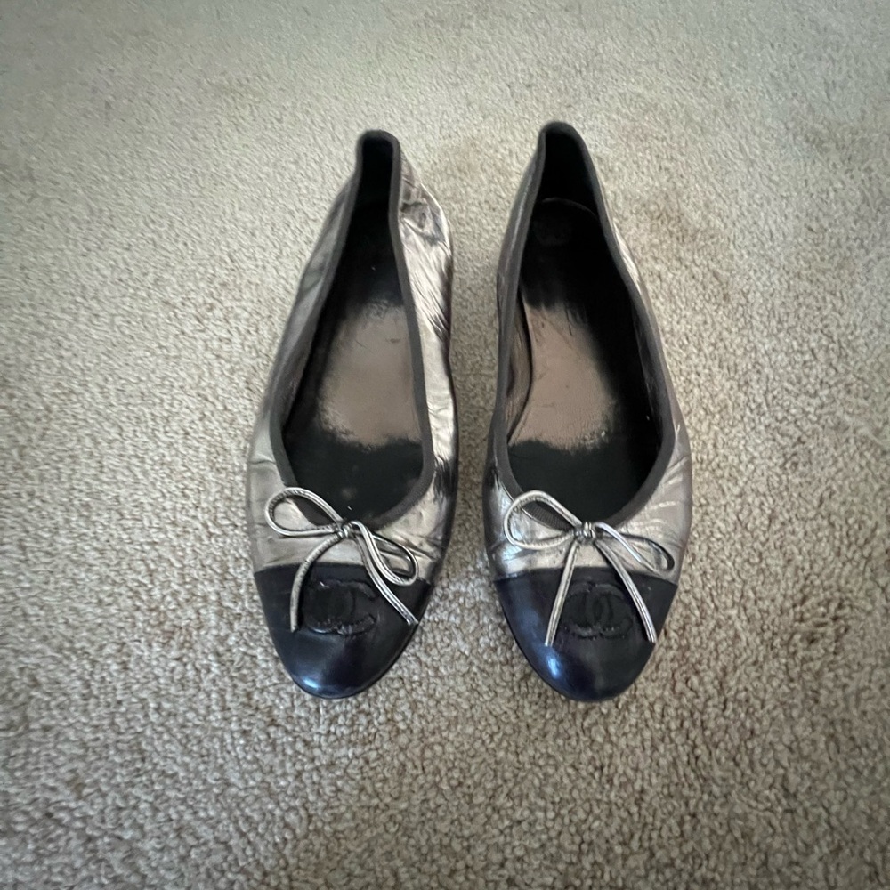 CHANEL Silver and Black Cap-Toe Leather Ballet Flats